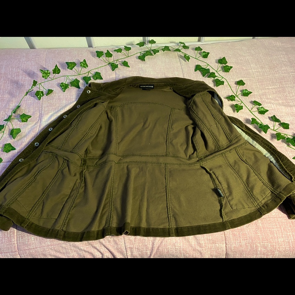 A beautiful misdemeanor coat color brown, size M, condition new.